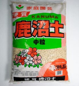 calibonsai japanese kanuma soil for bonsai & acid loving plants - medium grain (5mm-10mm) 17 liter(kanmed)