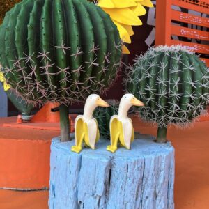 Tellme 2 PCS Banana Duck Statues, Creative Whimsical Garden Art Resin Sculptures, Cute Ducks Gnomes Decor for Room, Porch, Office, Home, Funny Outdoor Naughty Banana Ornament, Personalized Gifts.