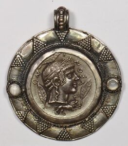 collectible coin italy 1960 's silver medallion in bezel w/embedded beads 34,9grams silver (1.11oz) 45mm diameter bu0698