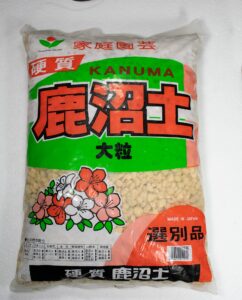 calibonsai japanese kanuma soil for bonsai & acid loving plants - large grain (10mm-30mm) 17 liter (kanul17l)