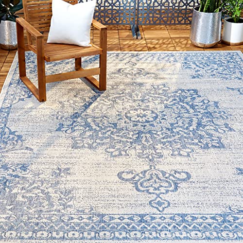 Nicole Miller New York Patio Country Azalea Transitional Medallion Indoor/Outdoor Area Rug, Grey/Blue, 6'6"x9'2"