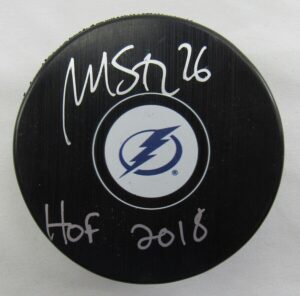 martin st louis signed auto autograph lightning logo hockey puck w/hof insc psa - autographed nhl pucks