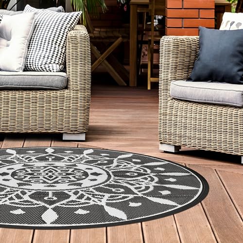 NUU GARDEN 5Ft Round Outdoor Rug for Patios Waterproof, Plaid Reversible Door Mat Plastic Camping Rugs, Straw Rug Indoor Rugs Carpet for RV, Deck, Balcony, Porch, Picnic, Beach, Black/White