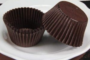 brown giant paper cupcake liners 500 pc.- made in usa - fluted cupcake holder cups for baking muffins, brownies, food-grade, odorless, non-stick, 2 1/4'' x 1 7/8'' =6''