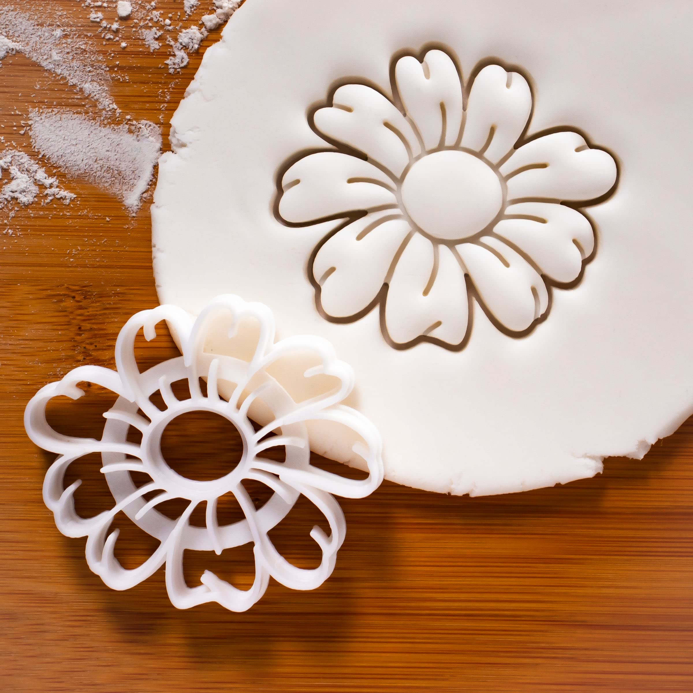 Daisy cookie cutter, 1 piece - Bakerlogy