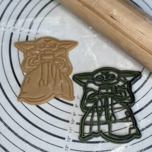 Premium Star Wars Exclusive The Mandalorian Baby Yoda Grogu With Soup Bowl Cookie Cutter Mold 4-Inch-Scale Produced by 3D Kitchen Art