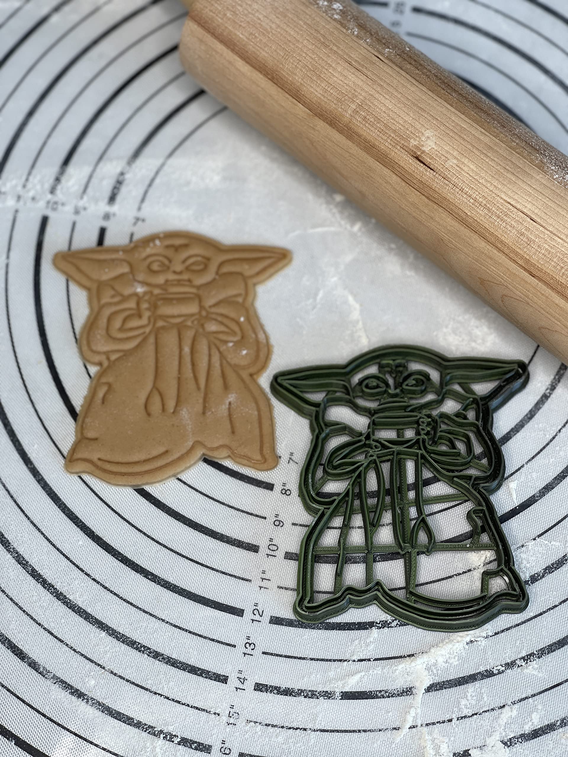 Premium Star Wars Exclusive The Mandalorian Baby Yoda Grogu With Soup Bowl Cookie Cutter Mold 4-Inch-Scale Produced by 3D Kitchen Art