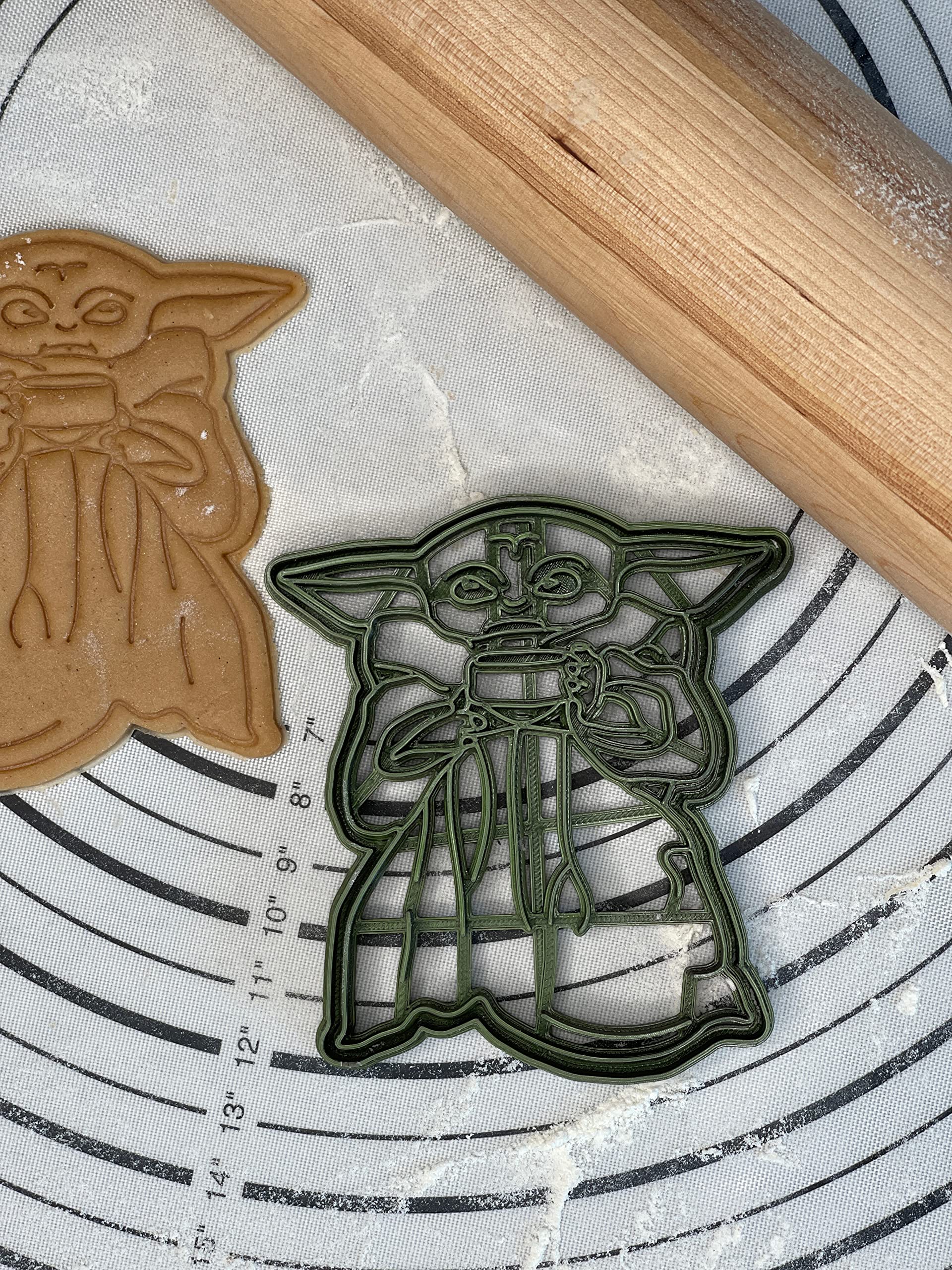 Premium Star Wars Exclusive The Mandalorian Baby Yoda Grogu With Soup Bowl Cookie Cutter Mold 4-Inch-Scale Produced by 3D Kitchen Art