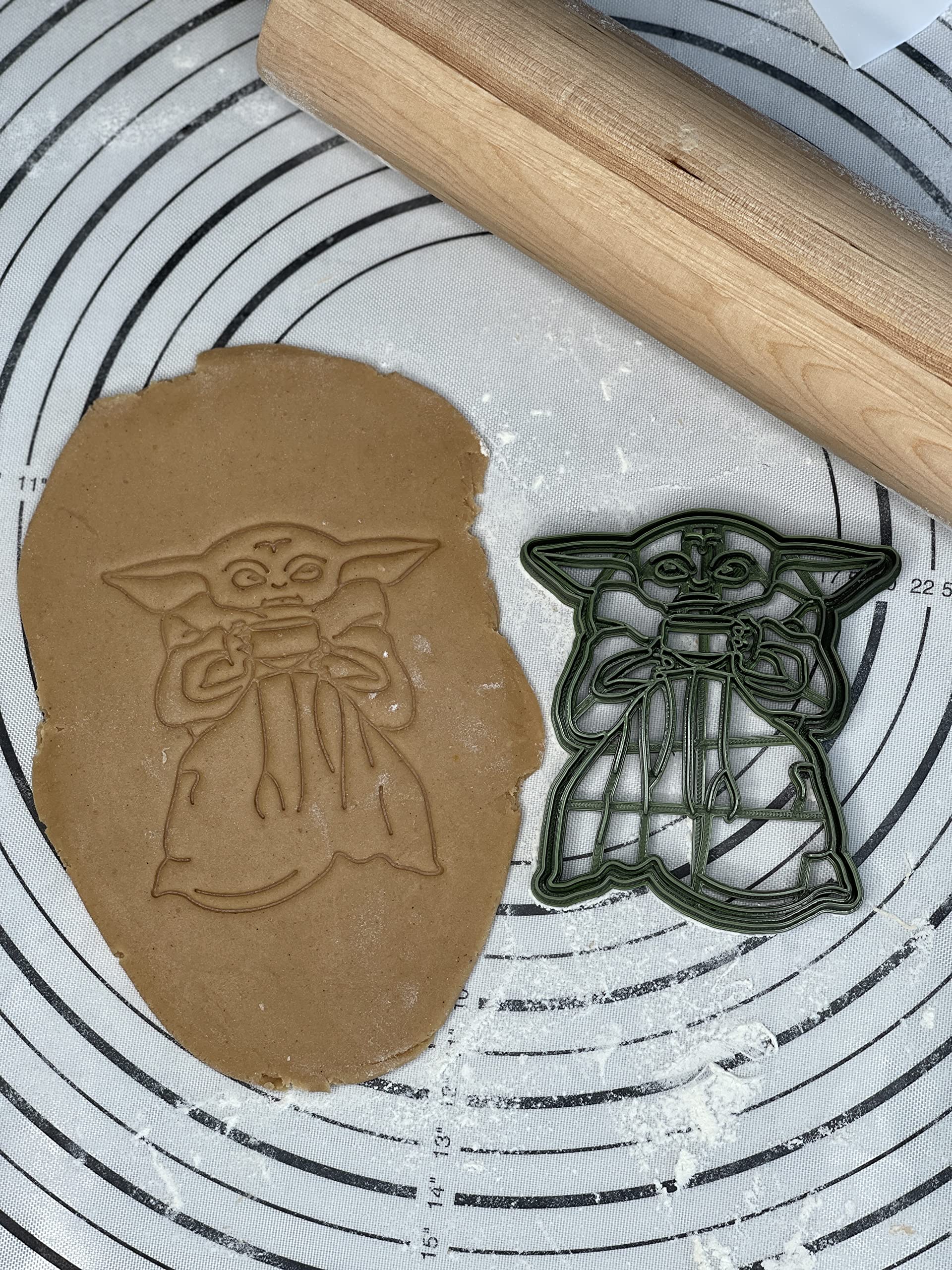 Premium Star Wars Exclusive The Mandalorian Baby Yoda Grogu With Soup Bowl Cookie Cutter Mold 4-Inch-Scale Produced by 3D Kitchen Art