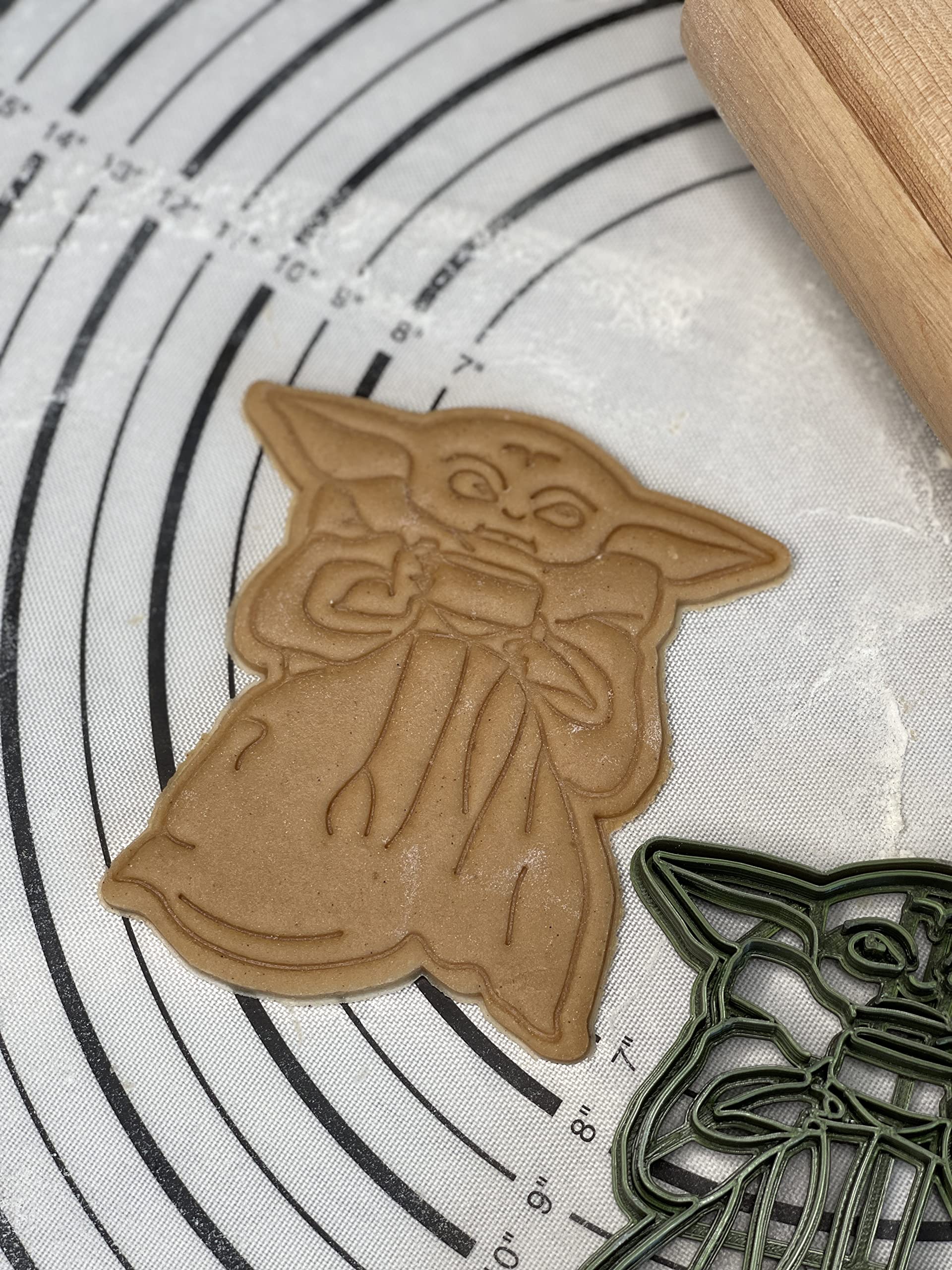 Premium Star Wars Exclusive The Mandalorian Baby Yoda Grogu With Soup Bowl Cookie Cutter Mold 4-Inch-Scale Produced by 3D Kitchen Art