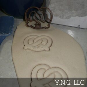 PRETZEL BAKED BREAD DOUGH TWISTED KNOT MOVIE CARNIVAL SNACK COOKIE CUTTER MADE IN USA PR2159