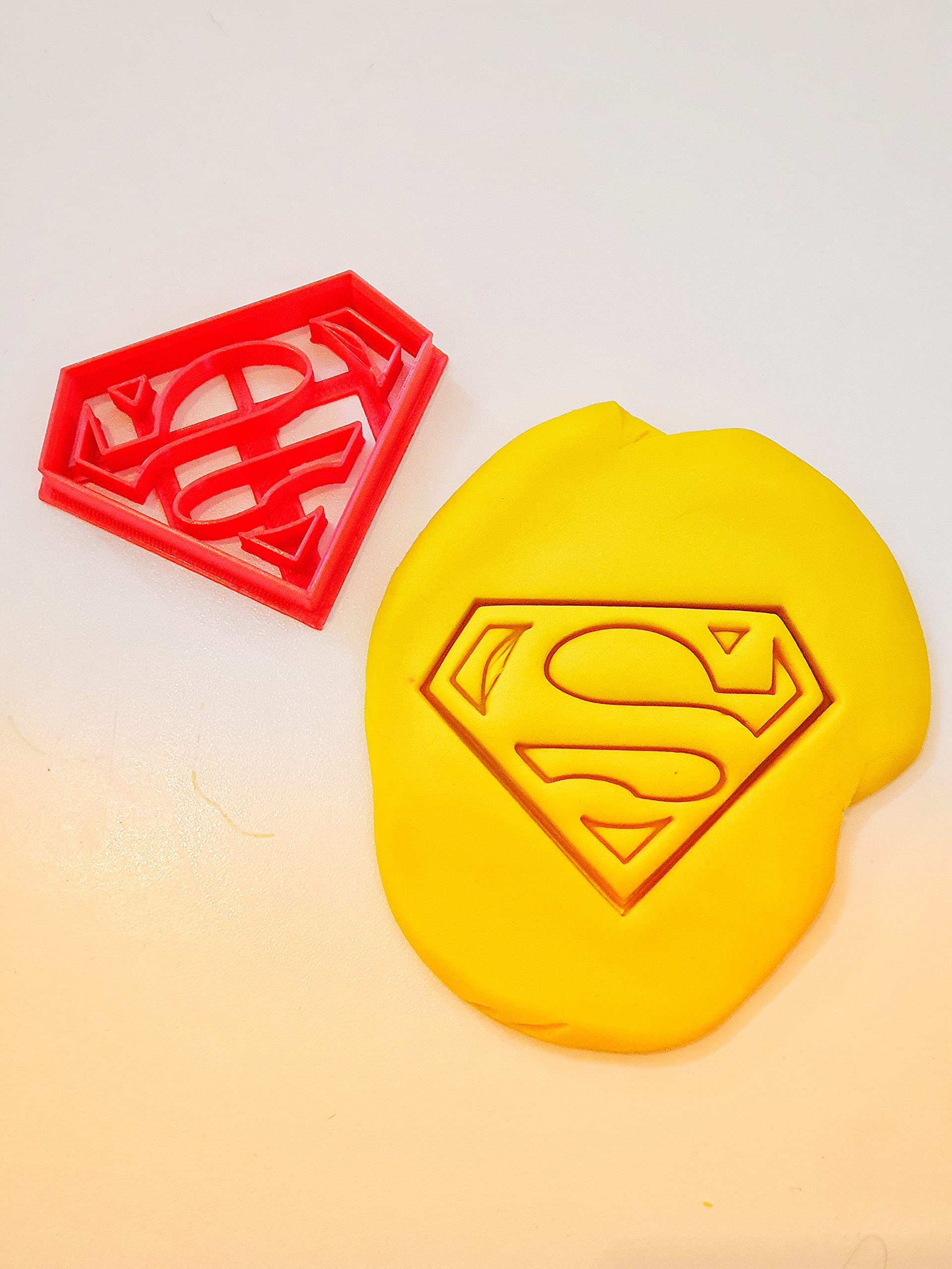 T3D Cookie Cutters Super man Cookie Cutter, Suitable for Cakes Biscuit and Fondant Cookie Mold for Homemade Treats, 3.54 in x 2.68 in x 0.55 in