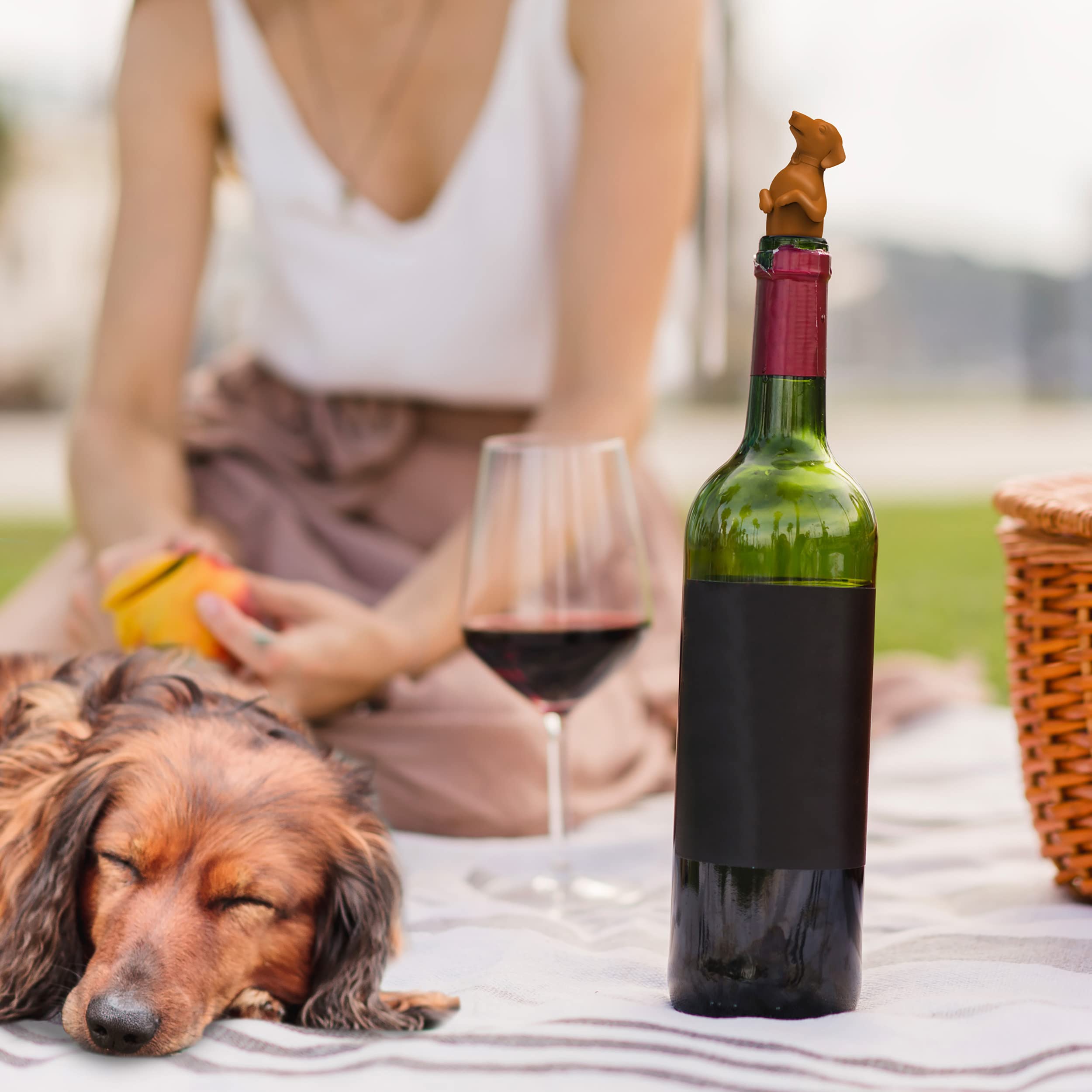 Genuine Fred WINER DOG Bottle Stopper, Silicone Wine Stopper with cute dachshund design - Keeps a tight seal - Fun Kitchen Gadget & Bar Cart Accessories - Great stocking stuffer & gift for dog lovers