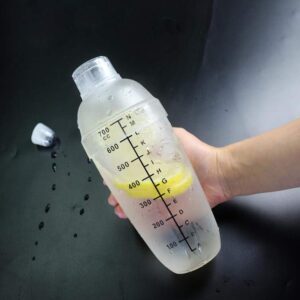 1PC 700CC/24oz Empty Professional Clear Plstic Resin Cocktail Shaker with Scale and Strainer Top Drink Wine Tea Mixer Shaker Cup Bottle for Bar Party Home Use