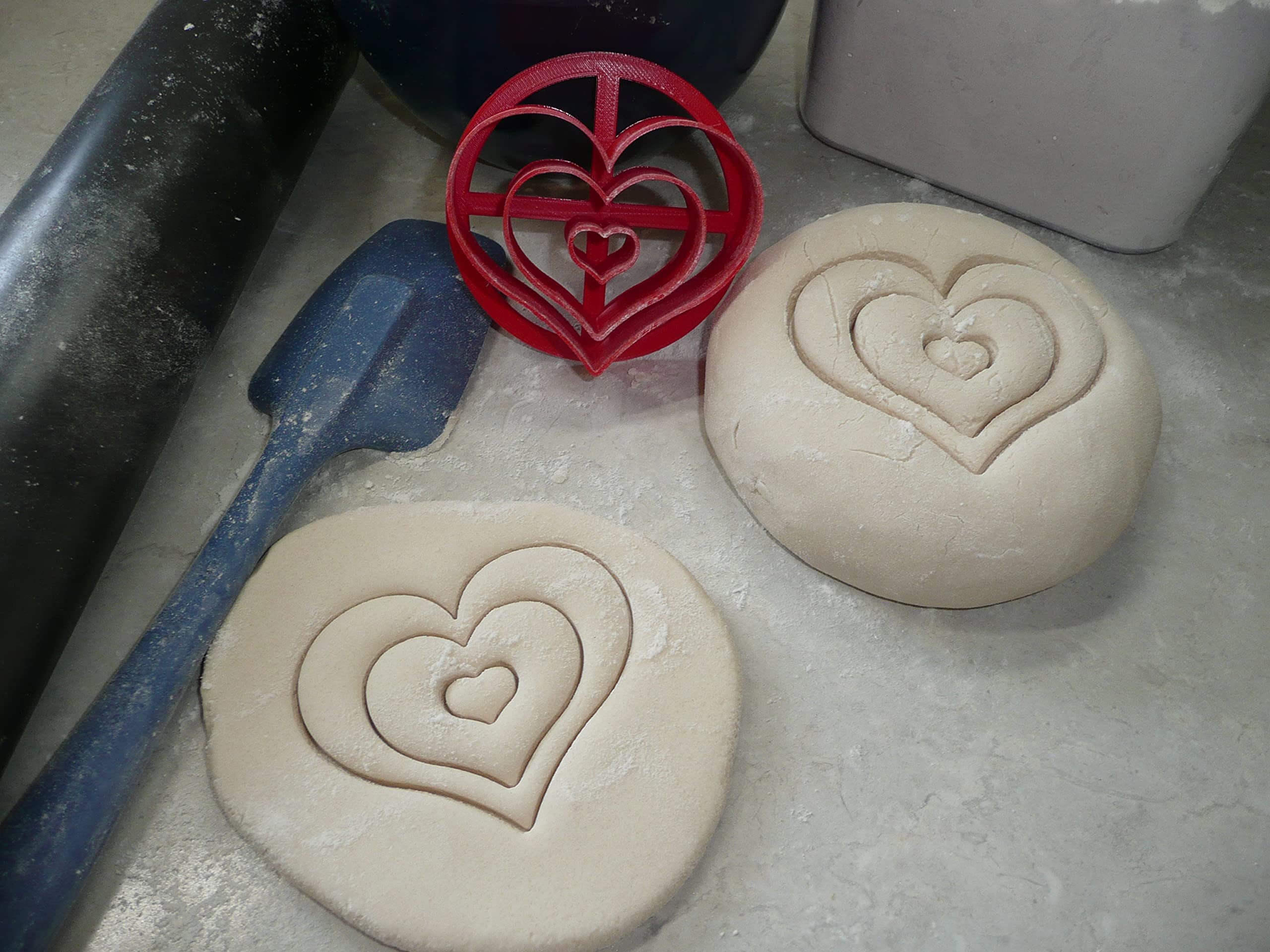 YNGLLC LOVE THEMED HEART ROSE DESIGNS SET OF 2 CONCHA CUTTERS MEXICAN SWEET BREAD STAMP MADE IN USA PR1632, Red