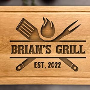 Personalized Grill Party Gift, Fathers Day Gift, Grill Master, BBQ Barbecue Lover, Housewarming Party Present, Birthday Gift for Men or Dad, Laser Engraved Wood Cutting Board, Customizable Sign