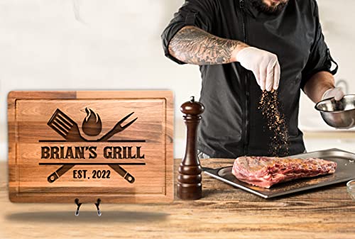 Personalized Grill Party Gift, Fathers Day Gift, Grill Master, BBQ Barbecue Lover, Housewarming Party Present, Birthday Gift for Men or Dad, Laser Engraved Wood Cutting Board, Customizable Sign