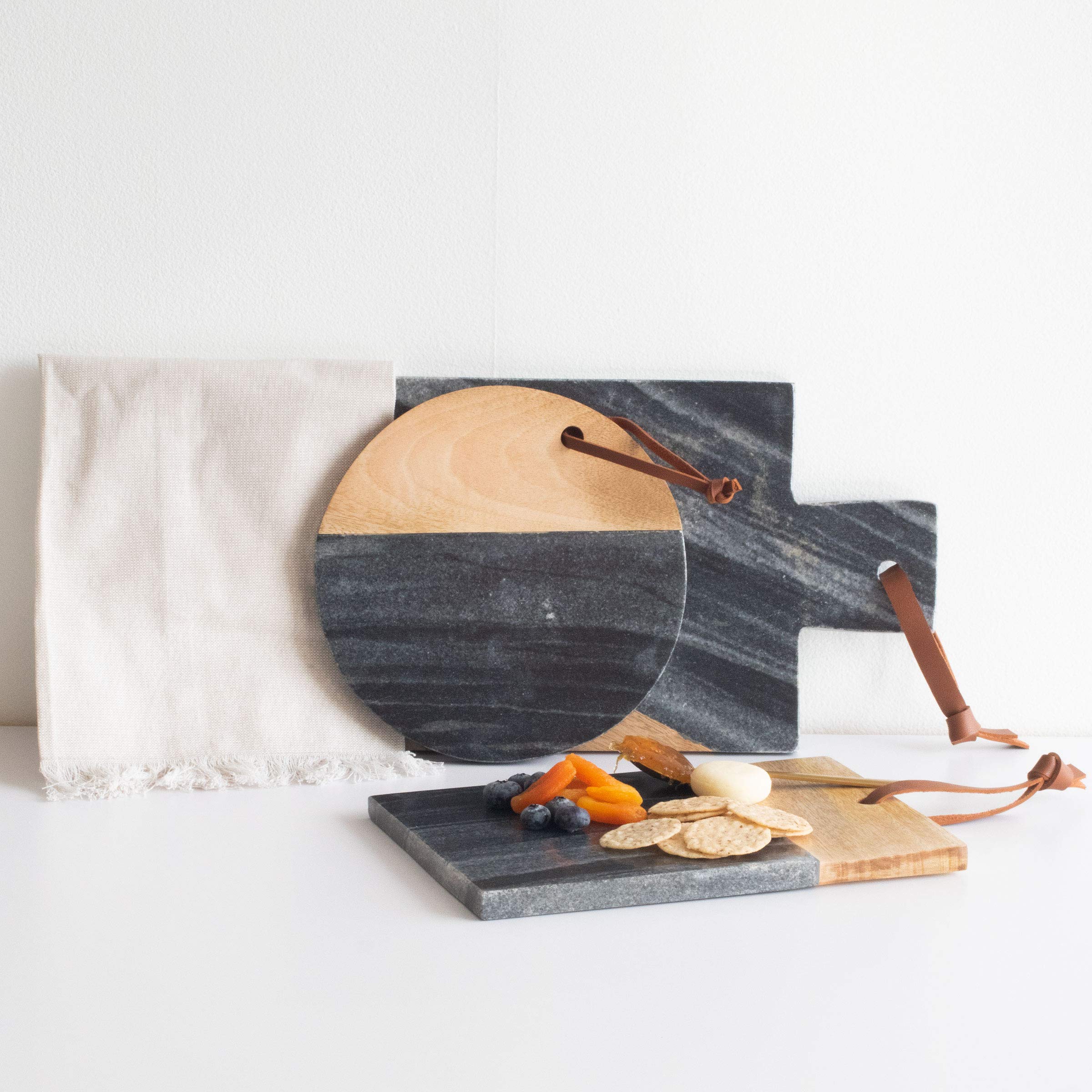 Foreside Home & Garden Small Black Square Marble and Wood Kitchen Serving Cutting Board