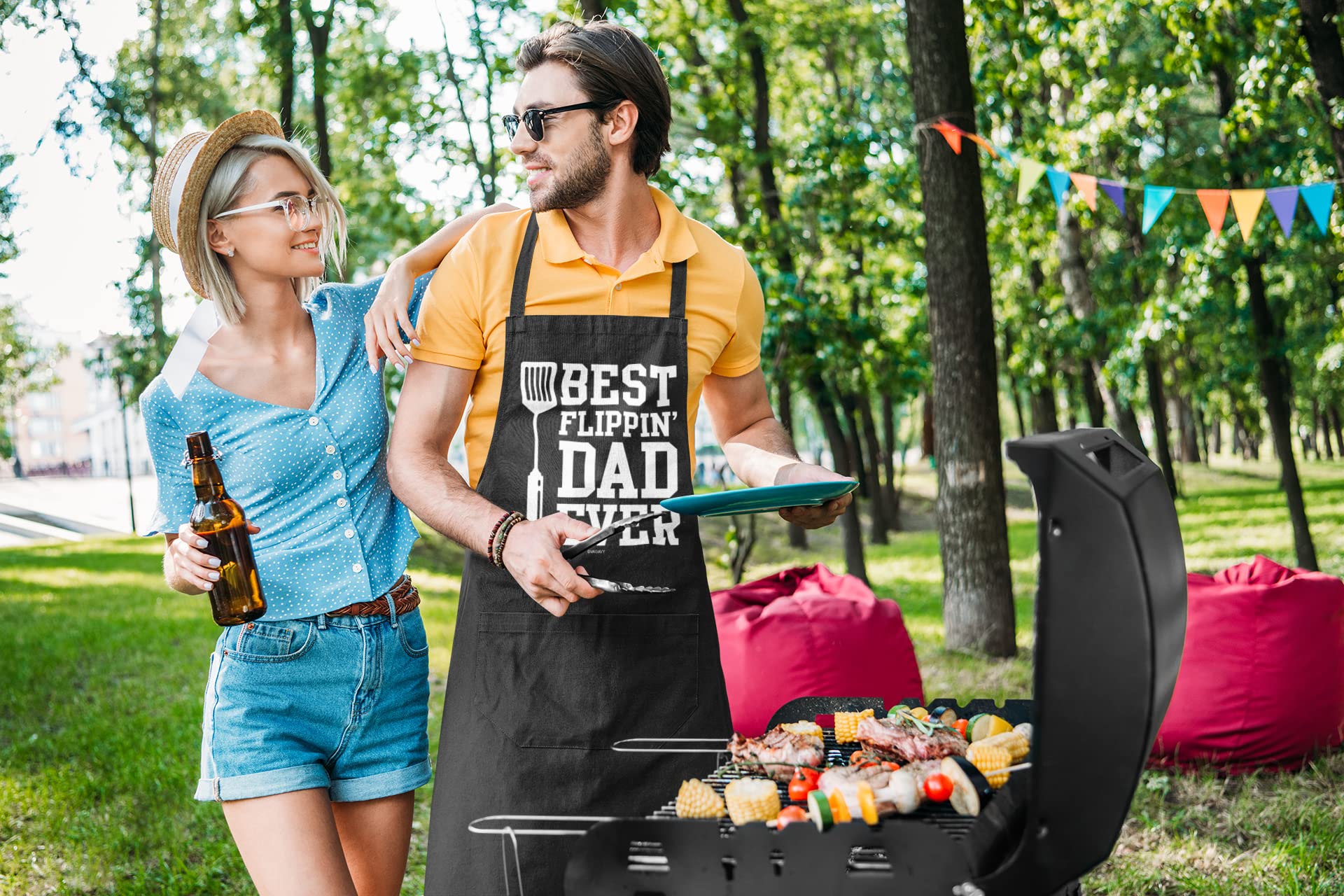 VAGAVY - Best Flippin Dad Ever Dad Apron with Pockets - Bottle Opener and Gift Box Included - Birthday, Father’s Day Grilling Gifts for Papa, Husband - Black Barbeque Apron for Daddy Men