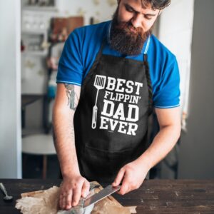 VAGAVY - Best Flippin Dad Ever Dad Apron with Pockets - Bottle Opener and Gift Box Included - Birthday, Father’s Day Grilling Gifts for Papa, Husband - Black Barbeque Apron for Daddy Men