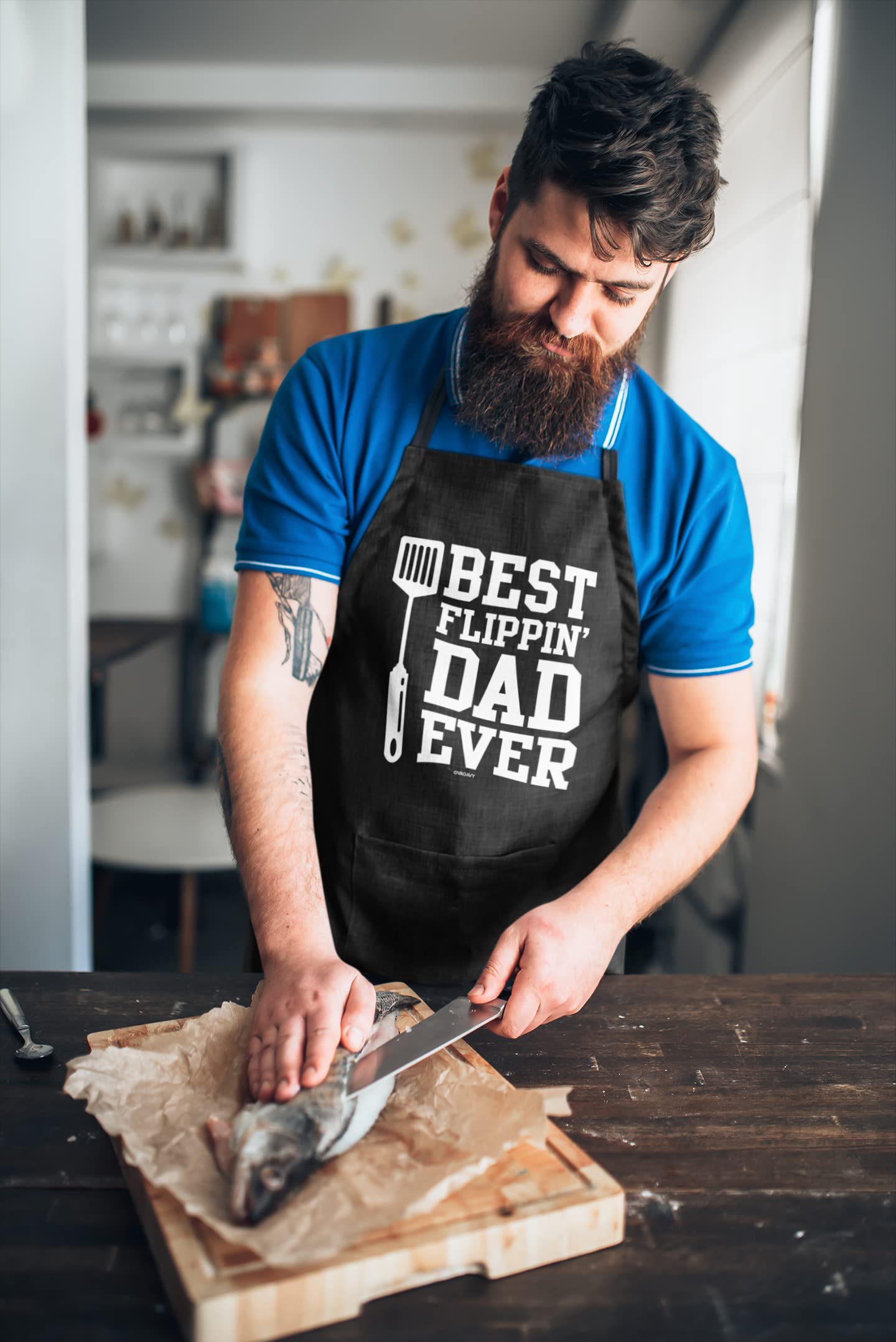 VAGAVY - Best Flippin Dad Ever Dad Apron with Pockets - Bottle Opener and Gift Box Included - Birthday, Father’s Day Grilling Gifts for Papa, Husband - Black Barbeque Apron for Daddy Men