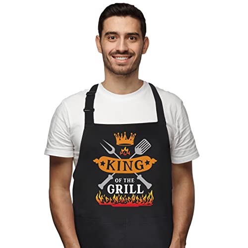 Fuyamp King Of The Grill Apron Funny Apron for Men Apron with 2 Pockets Waterproof Dad Apron for Kitchen Chef Black Baking BBQ Grilling Aprons for Men, Dad, Son, Husband, Boyfriend