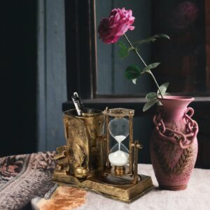 BESPORTBLE Vintage Hourglass Pen Holder Sand Timer Desktop Hourglass Sand Clock Resin Time Management Tool for Home School Office Decoration Golden