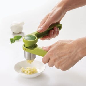 Joseph Joseph Helix Garlic Press Mincer Ergonomic Twist-Action Hand Juicer Stainless Steel, Green, One-Size