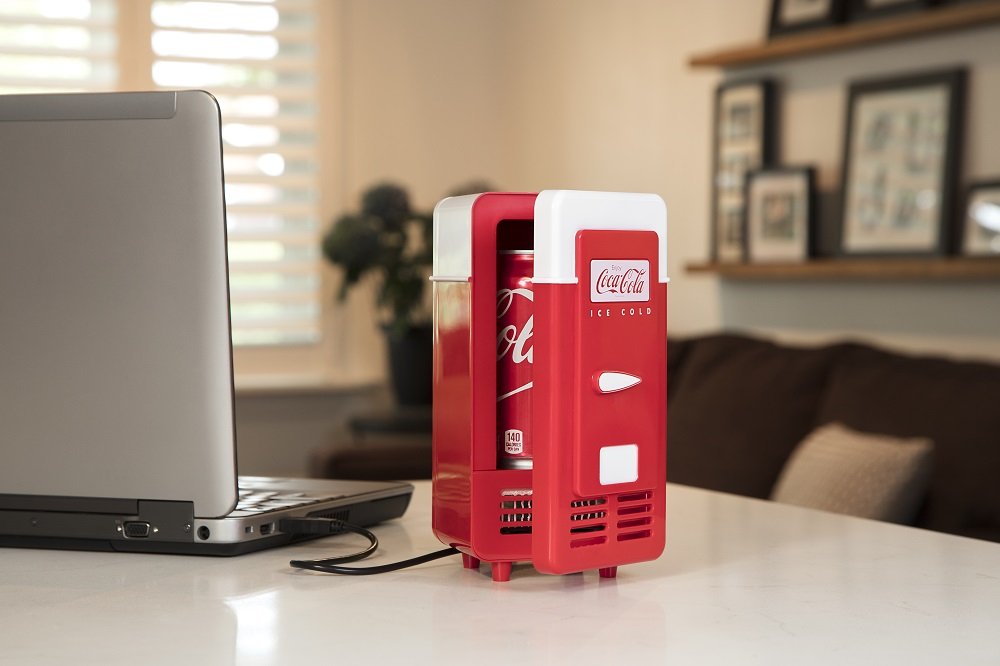 Coca Cola Single Can Cooler, Red, USB Powered Retro One Can Mini Fridge, Thermoelectric Cooler for Desk, Home, Office, Dorm, Unique Gift for Students or Office Workers