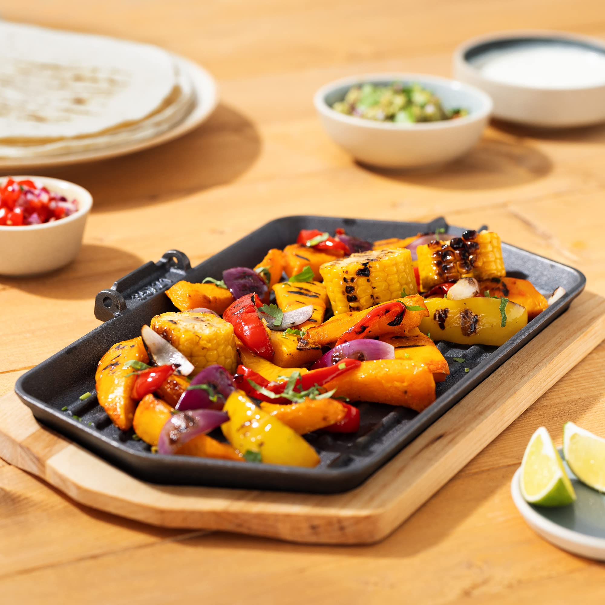 Navaris Sizzling Cast Iron Skillet Set - Fajita Grill Pan with Removable Handle for Fajitas, Steak, Sizzler Dishes 13.4" x 8" - Includes Wood Trivet