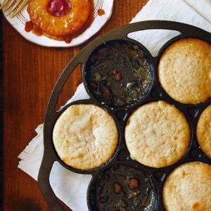 Lodge Cast Iron Mini Cake Pan. Pre-seasoned Cast Iron Cake Pan for Baking Biscuits, Desserts, and Cupcakes.