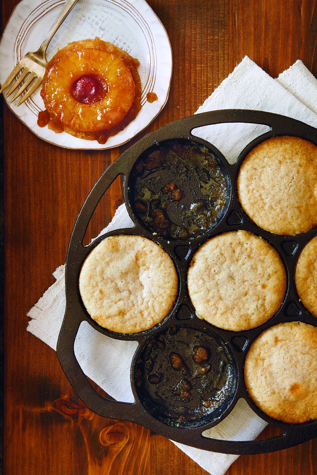 Lodge Cast Iron Mini Cake Pan. Pre-seasoned Cast Iron Cake Pan for Baking Biscuits, Desserts, and Cupcakes.