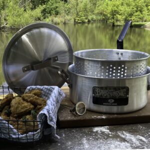 Bayou Classic 1350G Mossy Oak 14-qt Aluminum Fry Pot w/Lid and Aluminum Perforated Basket Features Heavy-Duty Riveted Handles Domed Lid Perfect For Frying Fish Shrimp Chicken and Hushpuppies