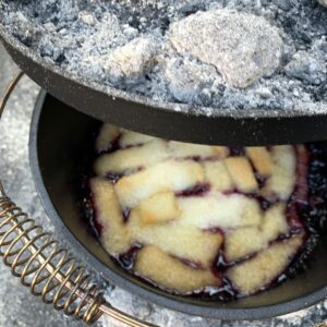 Bayou Classic Pre-Seasoned Cast Iron Dutch Oven w/ Feet Features Flanged Camp Lid Stainless Coil Wire Handle Grip, 8-qt Perfect For Baking Frying One-Pot Meals Stews and Chili