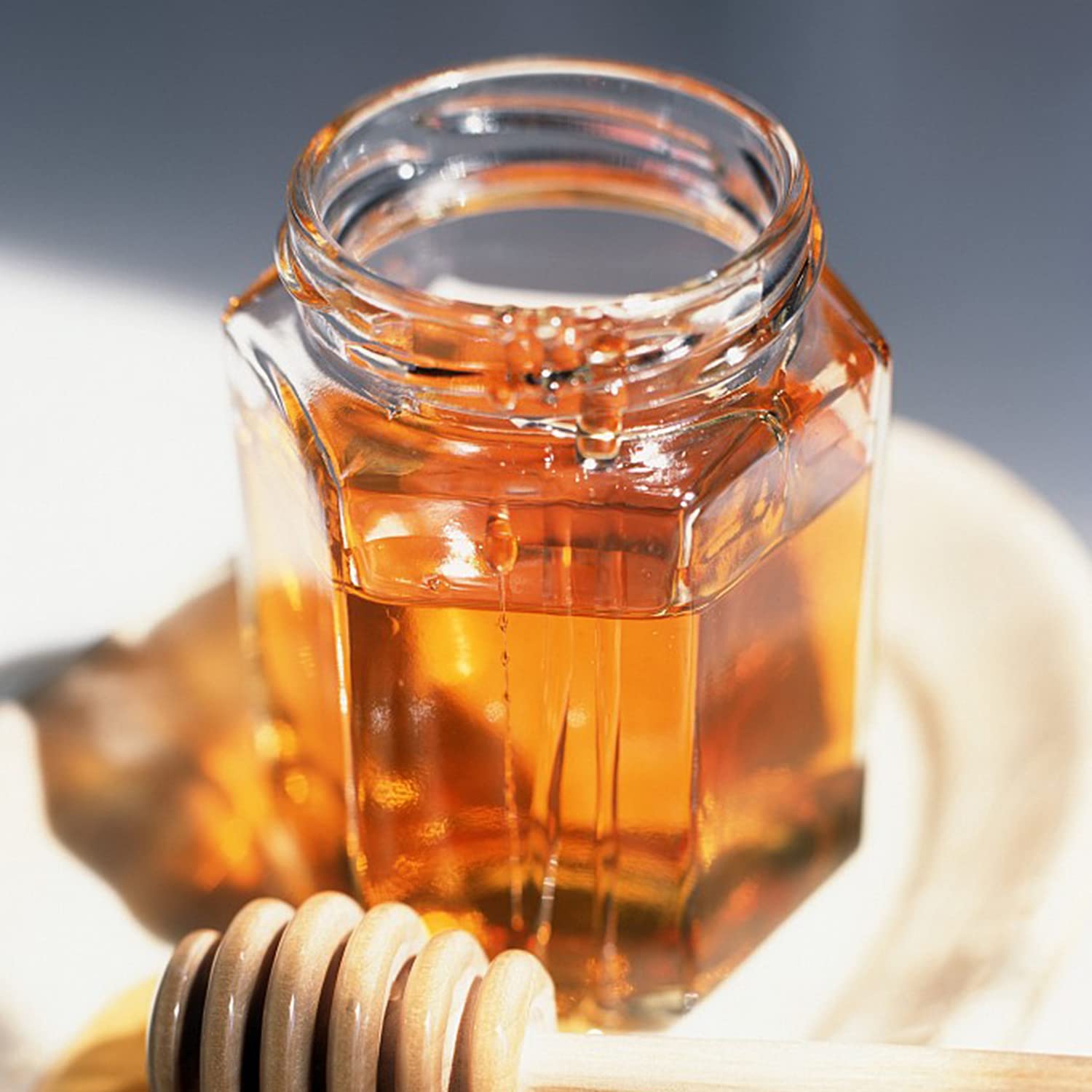 Woaiwo-q 6 oz Hexagon Glass Honey Jars, Glass Jars with Black Lids,Bronzy Bee Pendants,Wooden Honey Sticks,Small Tags,1.5m Jute Twine -Clear Hexagon Jars for Honey,Jams, Liquid.(25 Pcs)…