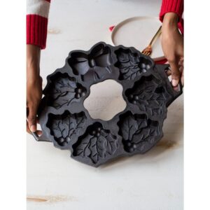 Lodge Cast Iron Holiday Wreath Pan 14.69 inch