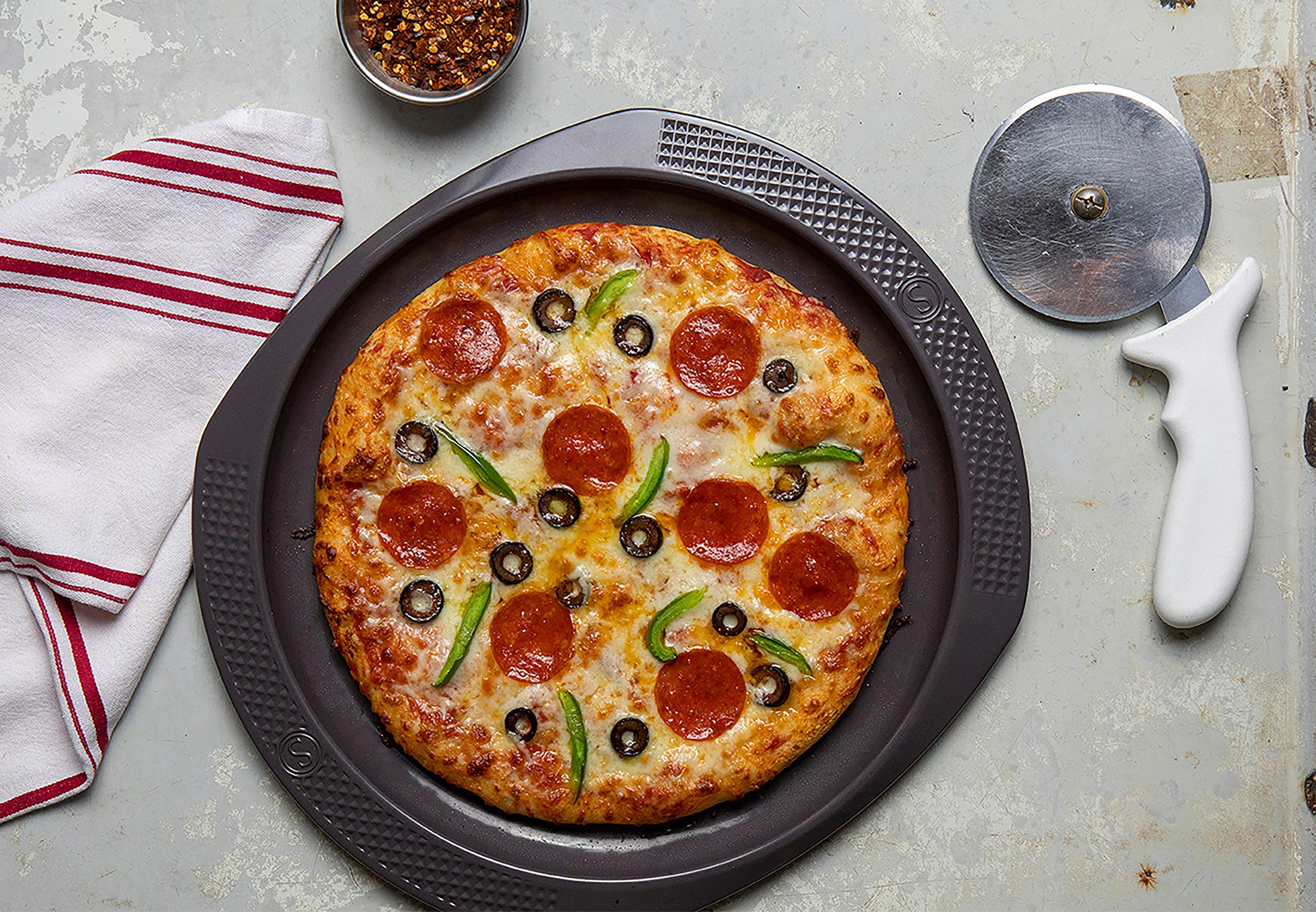 SAVEUR SELECTS 12-Inch Pizza Pan, Non-stick, Warp-resistant Carbon Steel, Dishwasher Safe, Artisan Bakeware Series