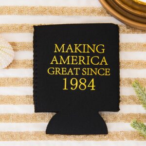 Crisky 40th Birthday Beer Sleeve, 40th Birthday Can Cooler Insulated Covers, 40th Birthday Decorations Black Gold Making Great Since 1984, Neoprene Coolers for Soda, Beer, Can Beverage, 12 Pcs