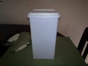 tupperware vintage cracker keeper container with sheer lid