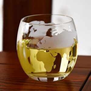 DOITOOL 2Pcs Globe Whiskey Glasses World Map Cocktail cups Novelty Clear Drinking Cups Etched Globe Map Drinkware Barware for Bourbon Manhattans Cocktails Wine Soda Juice Beverage 450ml