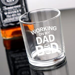 Modwnfy Father's Day Gifts for Dad, Dad Whiskey Glass, Funny Old Fashioned Glass for Dad Papa Father from Daughter Son, Dad Gift for Birthday Christmas, Working on My Dad Bod, 10 Oz