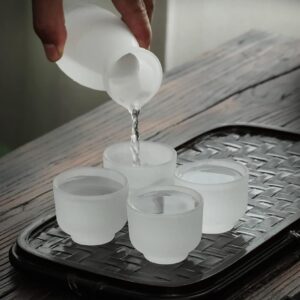 Rxcvkmw 5-Piece Japanese Glass Sake Set, Contains 1 Sake Bottle and 4 Sake Glasses