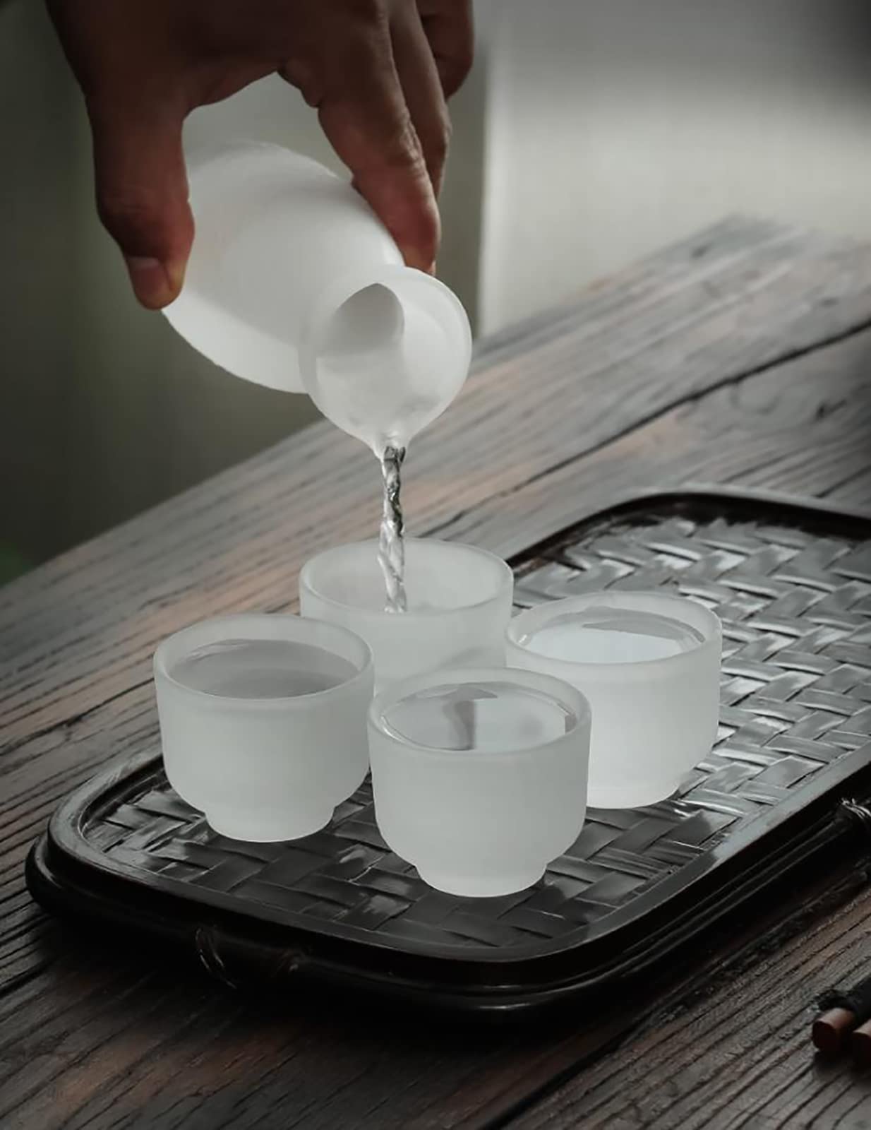 Rxcvkmw 5-Piece Japanese Glass Sake Set, Contains 1 Sake Bottle and 4 Sake Glasses