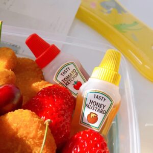 4 pcs mini ketchup bottles, 25ml condiment squeeze bottle with sturdy screw cap, plastic portable sauce container for bento box accessories, mini condiment squeeze bottles for sauces, salad dressing