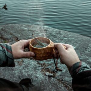 überleben Dursten Kuksa - Handcrafted Wood Camp Mug - 100% Natural Hardwood Cup with Carabiner & Leather Lanyard - Traditional Wooden Nordic Design - Lightweight, Durable - 350ml/12oz