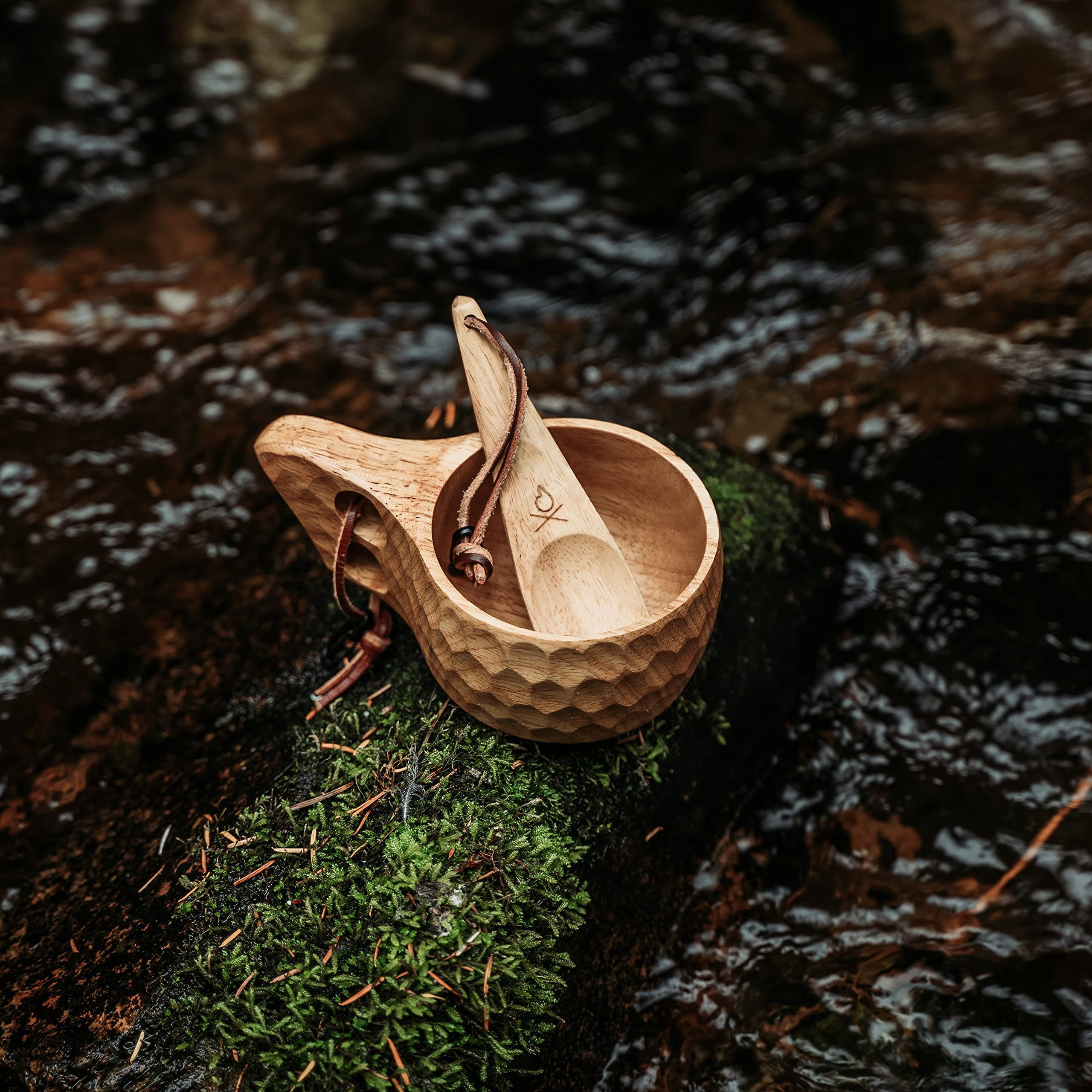 überleben Dursten Kuksa - Handcrafted Wood Camp Mug - 100% Natural Hardwood Cup with Carabiner & Leather Lanyard - Traditional Wooden Nordic Design - Lightweight, Durable - 350ml/12oz