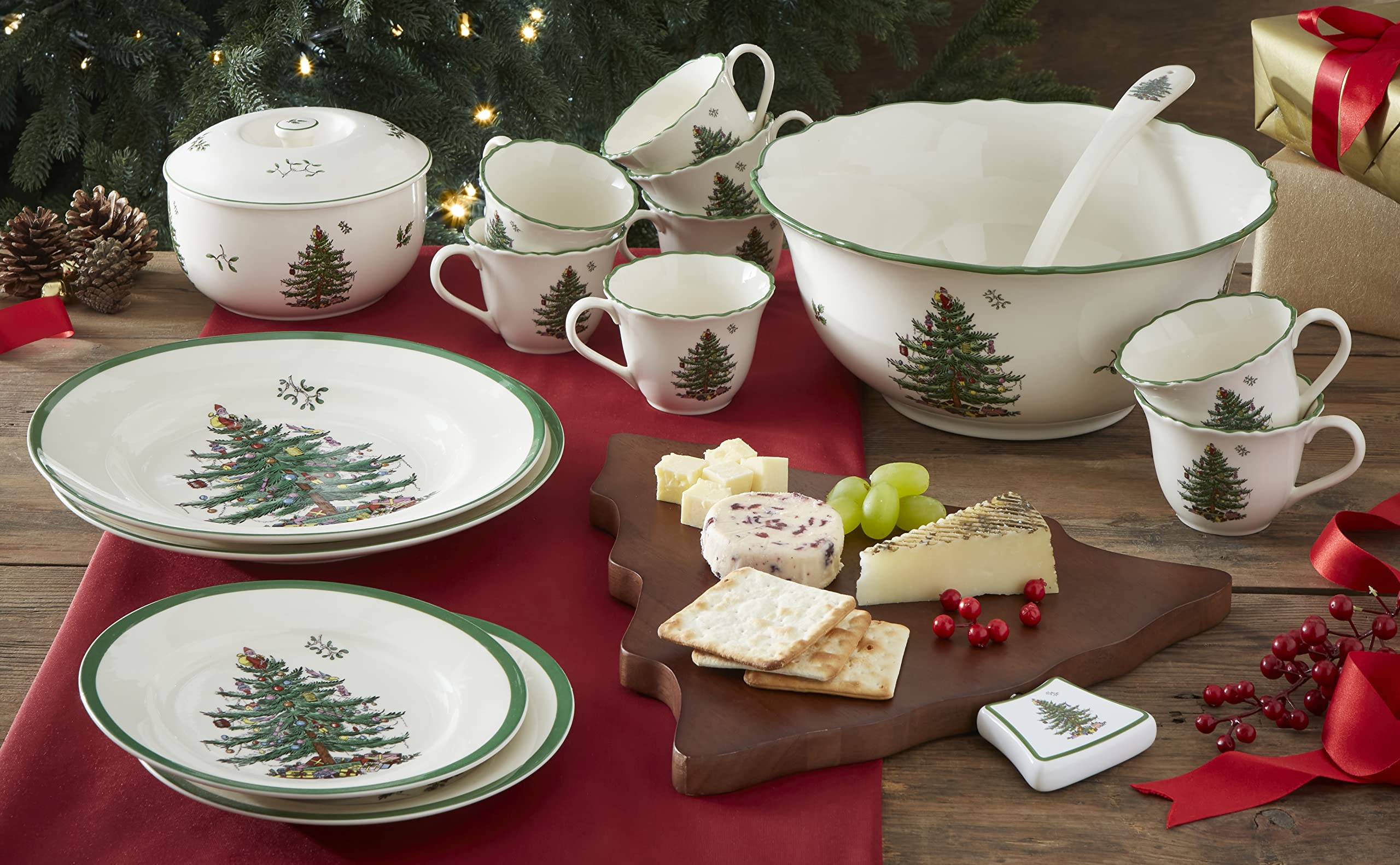 Spode Christmas Tree Collection Pasta Bowl, set of 4, Rimmed Plate for Serving Salad, Spaghetti, and Soup, 10-Inch, Made of Porcelain, Dishwasher, Microwave, and Freezer Safe