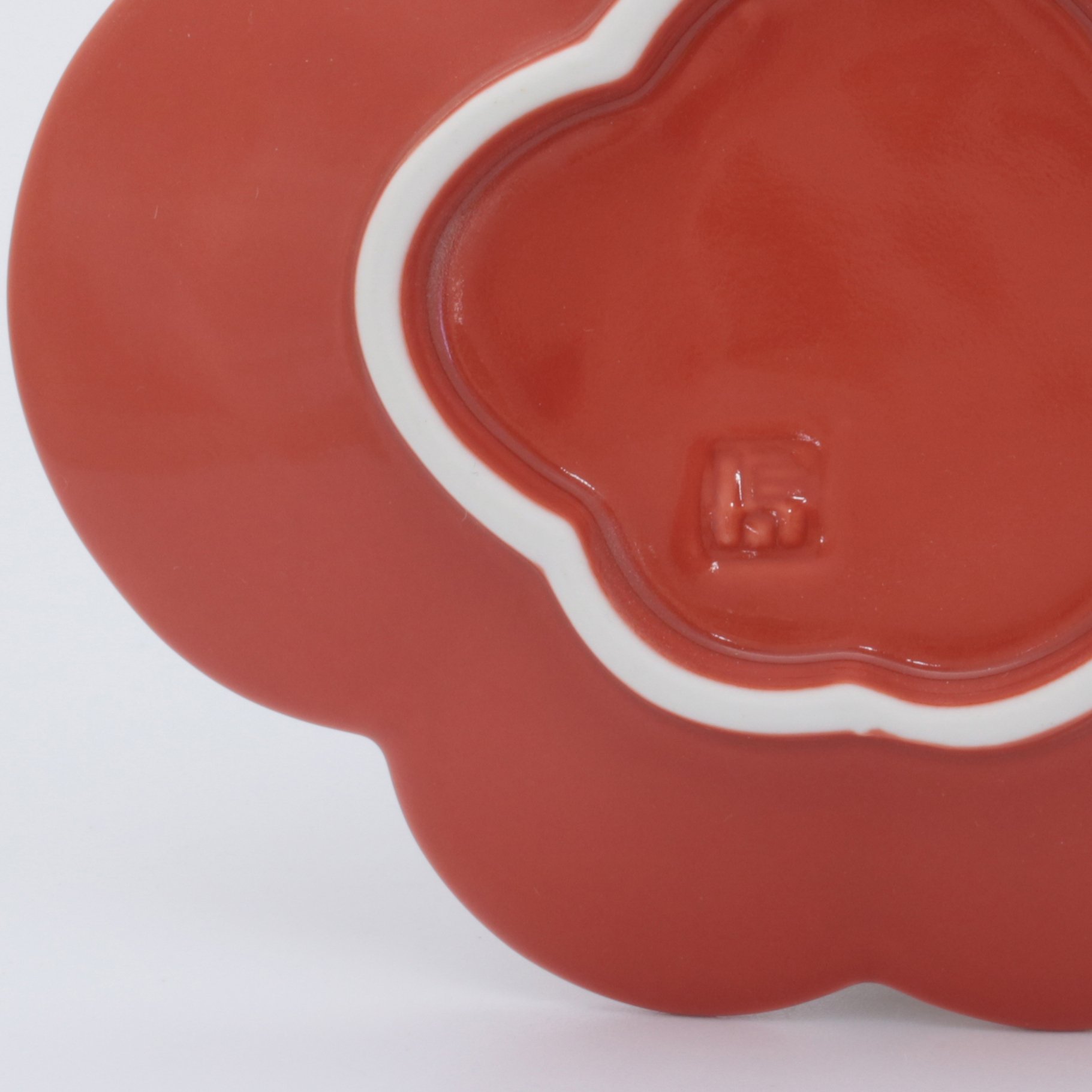 24to3西富陶磁器(Nishitomi) Arita Ware Hakushiyama Kiln Lucky Plate 2 Color Set Red and White Plum