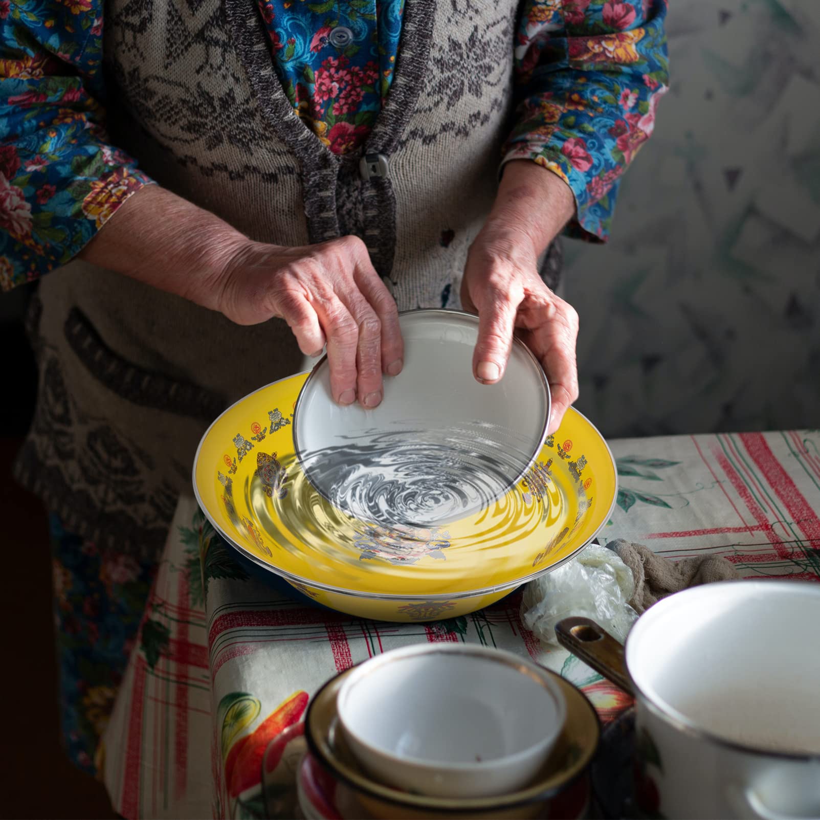 Hemoton 1Pc Enamel Mixing Bowl Vintage Salad Bowl Enamel Washing Basin Vintage Soup Basin Large Soup Bowl Enamelware Serving Bowl (Yellow/ 30cm/ 11. 8inch)