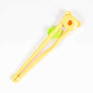 Kids chopsticks, training chopsticks of Daiso for Kids, For right hand use, Easy to pick up food with the tips [Japan Import] (Bear)